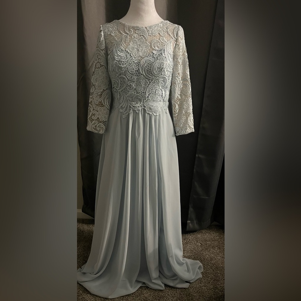 JJs House Lace 3/4 Sleeve Gown in Soft Gray/blue